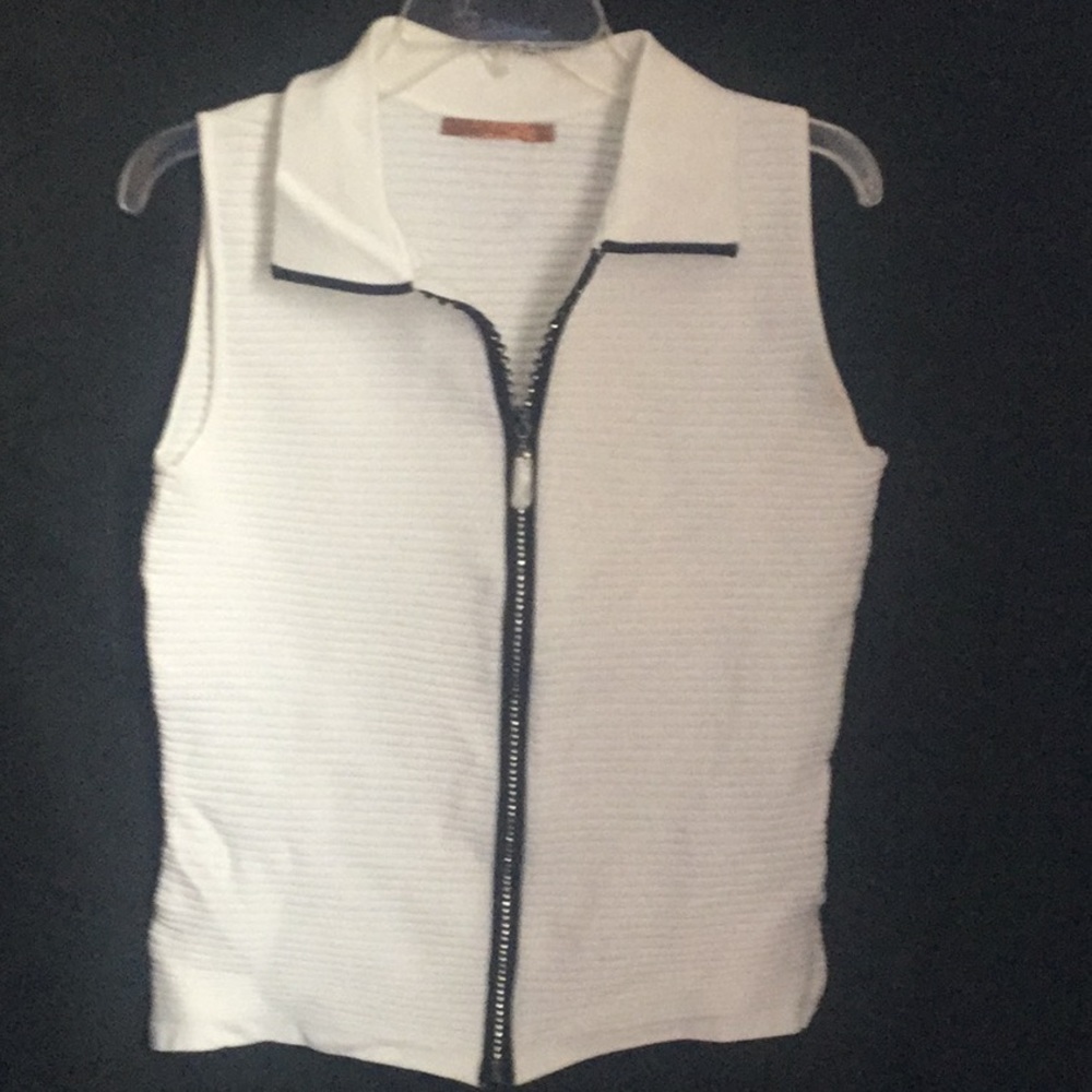 New w/defect. Sleeveless top w/crystal zipper.
